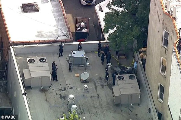 دور دنیا در قاب تصاویر؛ جنازه ای در سطل آشغال