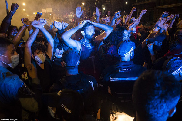 دور دنیا در قاب تصاویر؛ جنازه ای در سطل آشغال