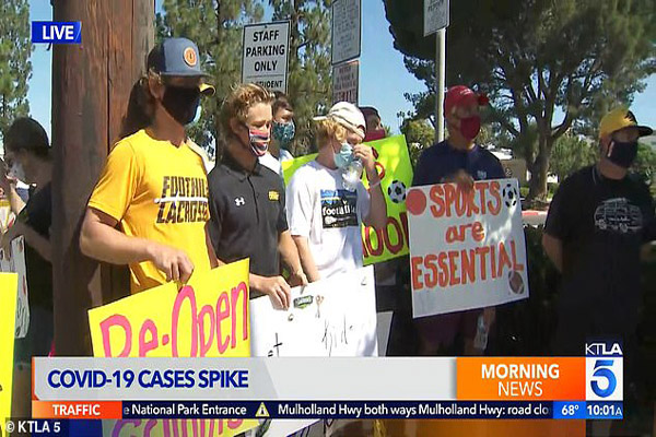 دور دنیا در قاب تصاویر؛ جنازه ای در سطل آشغال