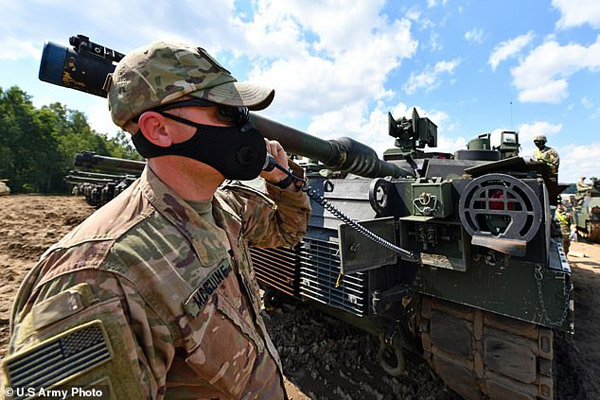 دور دنیا در قاب تصاویر؛ جنازه ای در سطل آشغال