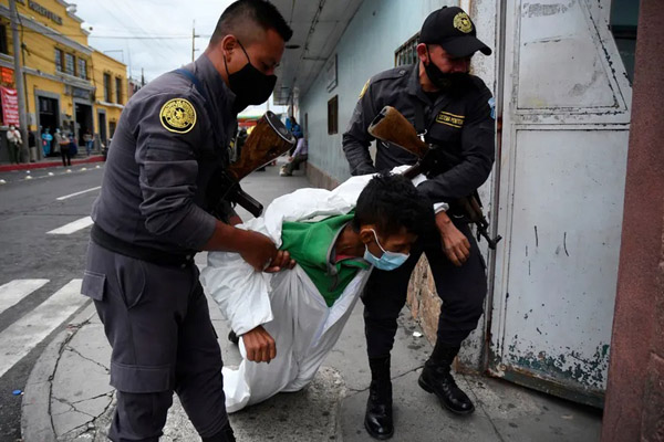 دور دنیا در قاب تصاویر؛ جنازه ای در سطل آشغال