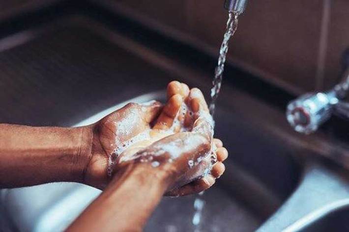 بحث در مورد استفاده از مایع ظرفشویی به جای صابون برای ضدعفونی کردن دست‌ها در برابر ویروس کرونا همواره مطرح بوده است؛ موضوعی که مطالعات اخیر استفاده از آن را تایید می کند.