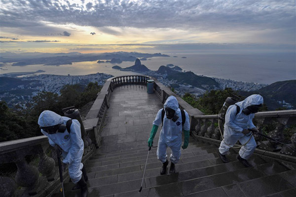 دور دنیا در قاب تصاویر؛ خشونت پلیس آمریکا برای دستگیری معترضان