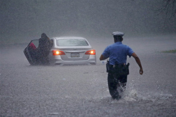 دور دنیا در قاب تصاویر؛ خشونت پلیس آمریکا برای دستگیری معترضان
