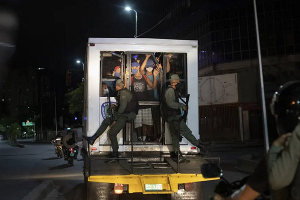 دور دنیا در قاب تصاویر؛ دستگیر شدن به دلیل ماسک نزدن! دور دنیا در قاب تصاویر؛ دستگیر شدن به دلیل ماسک نزدن!