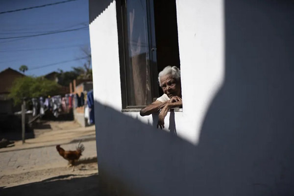 دور دنیا در قاب تصاویر؛ چشم انتظاری غم انگیز مادر 110 ساله برای دختر 78 ساله دور دنیا در قاب تصاویر؛ چشم انتظاری غم انگیز مادر 110 ساله برای دختر 78 ساله