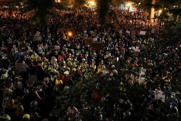 دور دنیا در قاب تصاویر؛ چشم انتظاری غم انگیز مادر 110 ساله برای دختر 78 ساله دور دنیا در قاب تصاویر؛ چشم انتظاری غم انگیز مادر 110 ساله برای دختر 78 ساله