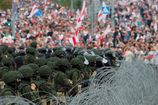 دور دنیا در قاب تصاویر؛ نجات پسر 4 ساله از زیر آوار دور دنیا در قاب تصاویر؛ نجات پسر 4 ساله از زیر آوار