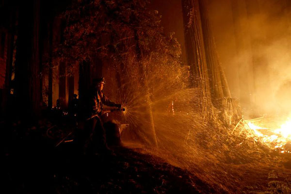 دور دنیا در قاب تصاویر؛ نجات پسر 4 ساله از زیر آوار دور دنیا در قاب تصاویر؛ نجات پسر 4 ساله از زیر آوار