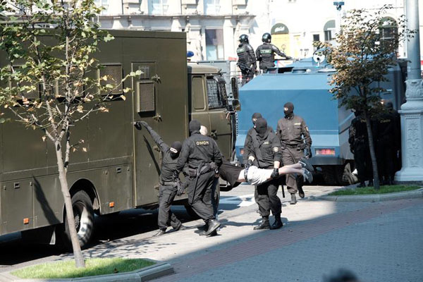 دور دنیا در قاب تصاویر؛ حمل کفش های آقای رییس جمهور دور دنیا در قاب تصاویر؛ حمل کفش های آقای رییس جمهور