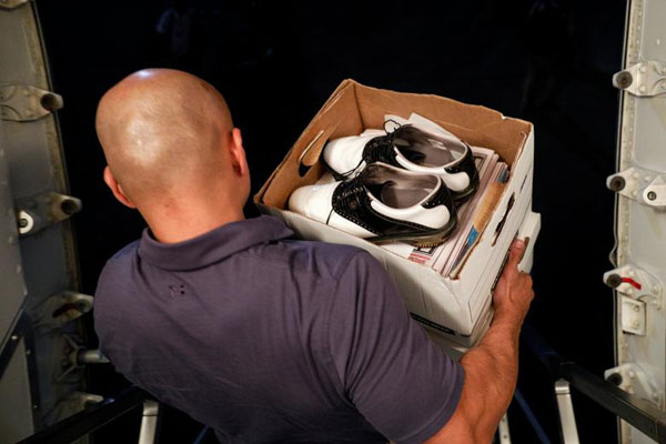 دور دنیا در قاب تصاویر؛ حمل کفش های آقای رییس جمهور دور دنیا در قاب تصاویر؛ حمل کفش های آقای رییس جمهور