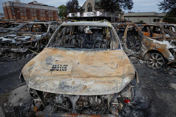دور دنیا در قاب تصاویر ؛ درگیری زن 73 ساله با پلیس بلاروس دور دنیا در قاب تصاویر ؛ درگیری زن 73 ساله با پلیس بلاروس