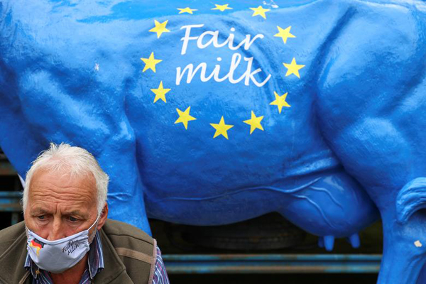 دور دنیا در قاب تصاویر ؛ درگیری زن 73 ساله با پلیس بلاروس دور دنیا در قاب تصاویر ؛ درگیری زن 73 ساله با پلیس بلاروس