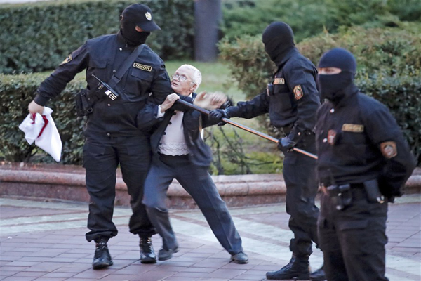 دور دنیا در قاب تصاویر ؛ درگیری زن 73 ساله با پلیس بلاروس دور دنیا در قاب تصاویر ؛ درگیری زن 73 ساله با پلیس بلاروس