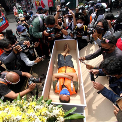 مجازات باورنکردنی برای ماسک نزدن / اجبار به خوابیدن در تابوت (تصاویر) مجازات باورنکردنی برای ماسک نزدن / اجبار به خوابیدن در تابوت (تصاویر)