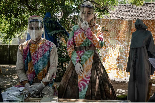 دور دنیا در قاب تصاویر؛ عروسی با رعایت پروتکل های بهداشتی دور دنیا در قاب تصاویر؛ عروسی با رعایت پروتکل های بهداشتی