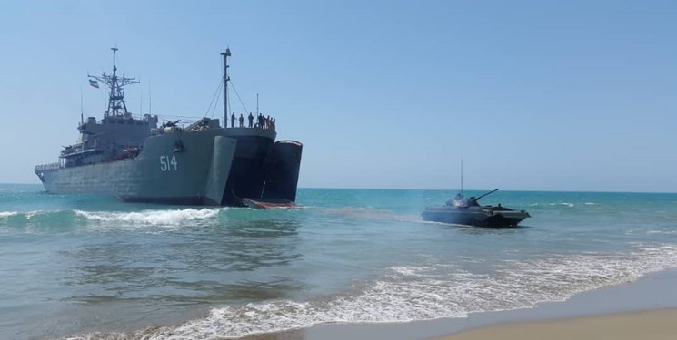 عملیات هجوم آبخاکی تکاوران ارتش در سواحل مکران/ انتقال نفربرهای دوزیست با ناو نیروبر لاوان به ساحل رزمایش(+عکس)