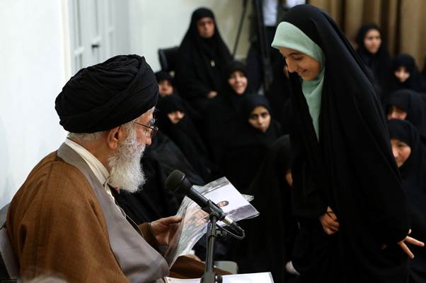 «با این ستارهها» روایتی از دیدار جمعی از خانوادههای شهدای مدافع حرم با رهبر انقلاب «با این ستارهها» روایتی از دیدار جمعی از خانوادههای شهدای مدافع حرم با رهبر انقلاب