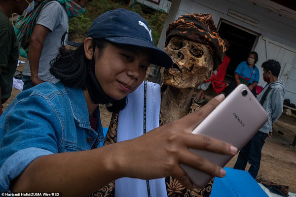 رسم وحشتناک و باورنکردنی یک قبیله اندونزیایی / بیرون آوردن مرده ها از قبر (تصاویر) رسم وحشتناک و باورنکردنی یک قبیله اندونزیایی / بیرون آوردن مرده ها از قبر (تصاویر)