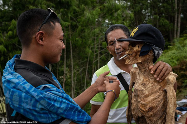 رسم وحشتناک و باورنکردنی یک قبیله اندونزیایی / بیرون آوردن مرده ها از قبر (تصاویر) رسم وحشتناک و باورنکردنی یک قبیله اندونزیایی / بیرون آوردن مرده ها از قبر (تصاویر)