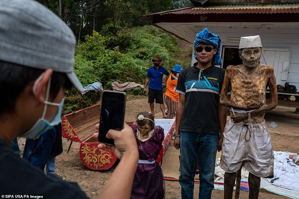 رسم وحشتناک و باورنکردنی یک قبیله اندونزیایی / بیرون آوردن مرده ها از قبر (تصاویر) رسم وحشتناک و باورنکردنی یک قبیله اندونزیایی / بیرون آوردن مرده ها از قبر (تصاویر)