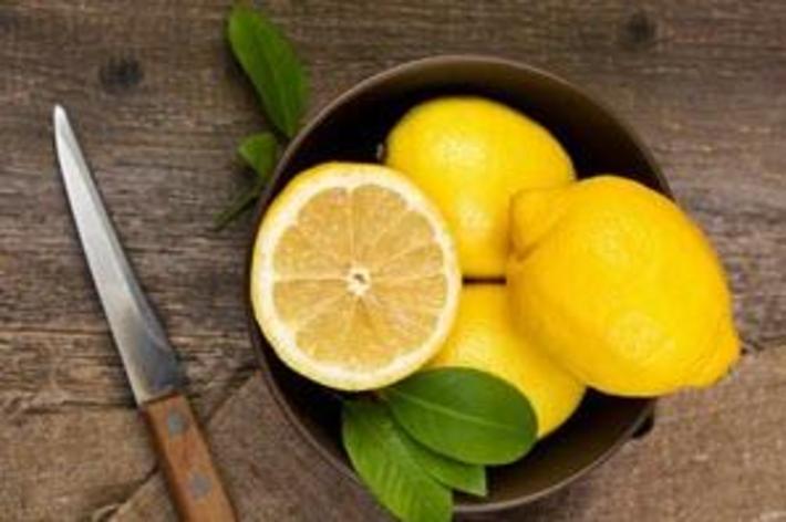 همه می دانند که لیمو به دلیل مقادیر بالای ویتامین C برای ما مفید است. این میوه را به چای اضافه می کنیم و هنگام پخت و پز و سرماخوردگی از آن استفاده می کنیم. اما اینها همه خواص باورنکردنی لیموها نیستند.