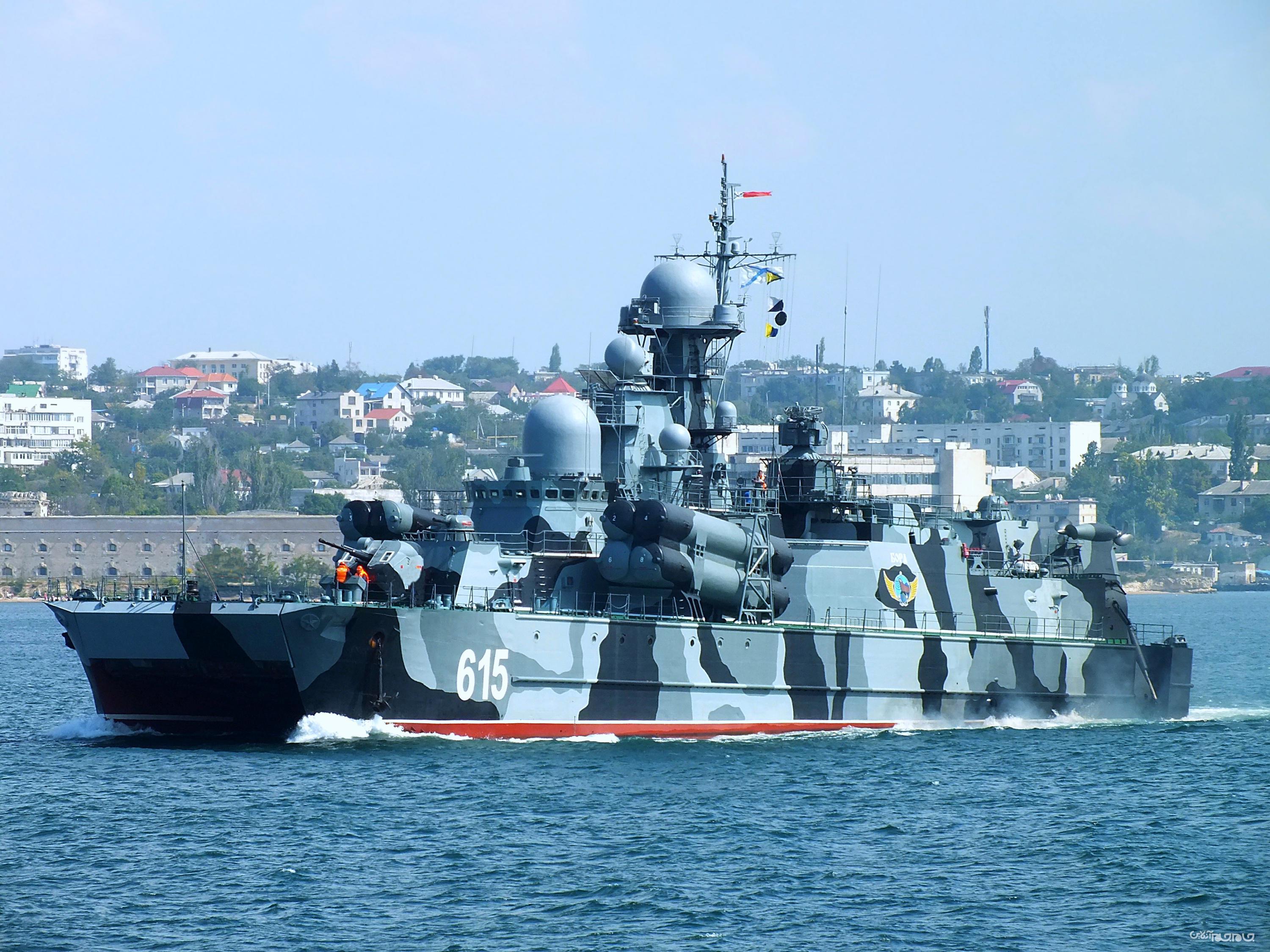 ابتکار کم نظیر ارتش ایران در مسلح کردن هاورکرافت‌ها/ شلیک کروزهای دوربرد از جایی که دشمن انتظارش را ندارد +عکس