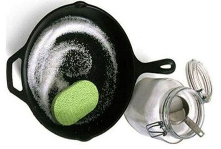 نمک و سرکه و جوش شیرین و لیموترش از جمله مواد خوراکی هایی هستند که برای تمیز کردن می توان استفاده کرد.
