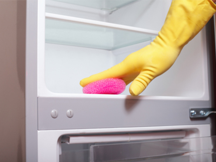 تمیز و مرتب نگه داشتن یخچال و فریزر از مسائل مهم و ضروری آشپزخانه است و به سلامت و تازه ماندن مواد غذایی درون یخچال کمک می کند. برای آشنایی با برخی از نکات در رابطه با تمیز کردن یخچال در ادامه با ما همراه شوید.