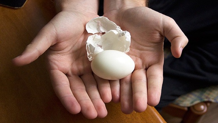 یکی از مشکلاتی که اکثر انسان ها با آنها سر و کار دارند پوست کندن تخم مرغ آپز است.