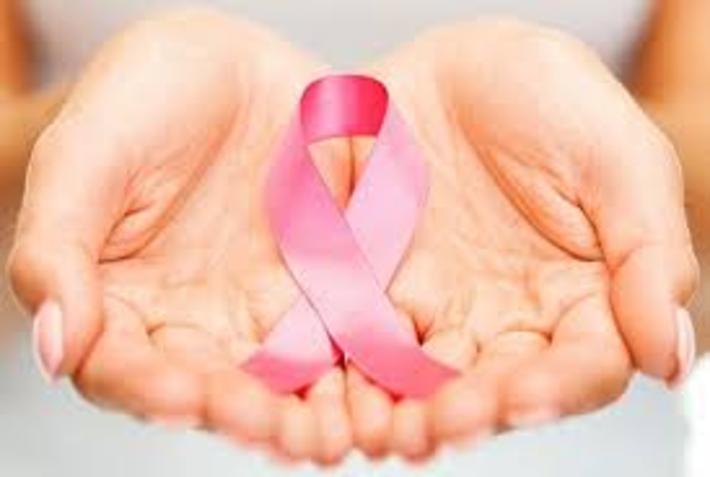 احتمالاً شناخته شده ترین علامت سرطان سینه، وجود توده یا برجستگی در بافت سینه است. در حالی که بیشتر خانم ها پس از مشاهده علائم گفته شده به پزشک متخصص زنان مراجعه می کنند، بایستی مراقب دیگر تغییرات سینه و نوک پستان نیز بود.