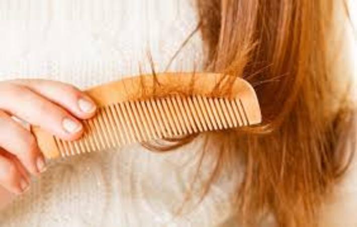 شانه کردن موها قبل از خواب نه تنها یکی از تشریفات قبل از خواب محسوب می‌شود بلکه فواید زیادی برای موهای شما نیز دارد. به طور کلی، شانه کردن مرتب موها نه تنها موها را مرتب می‌کند بلکه برای گردش خون در پوست سر نیز مفید است. برای آشنایی با فواید شانه کردن مو قبل از خواب فهرست پایین را مطالعه کنید.