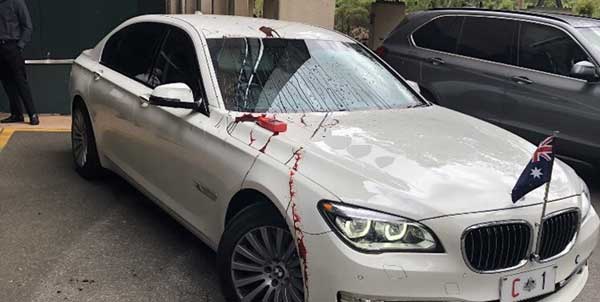 بدرقه نخست وزیر استرالیا با پاشیدن رنگ به خودرویش (+عکس) بدرقه نخست وزیر استرالیا با پاشیدن رنگ به خودرویش (+عکس)