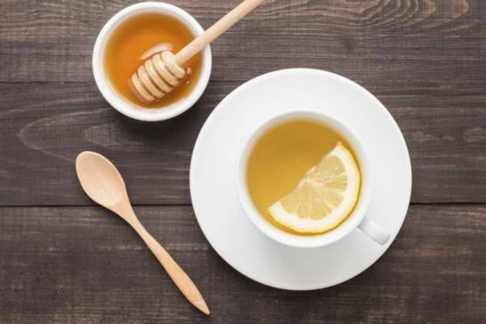 آموزش نحوه درست کردن «دمنوش لیمو ترش»، یک دم نوش مفید و خوشمزه را در ادامه ملاحظه نمایید. دم نوش لیمو ترش به هضم غذا کمک میکند و پاک کننده معده است.