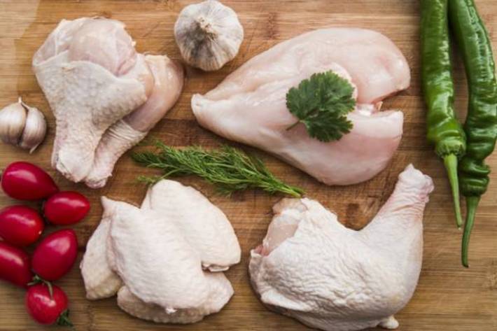 شستن غیر اصولی مرغ های خام باعث پراکنده شدن یک نوع باکتری در محیط آشپزخانه می شود که موجب آلودگی خواهد شد.