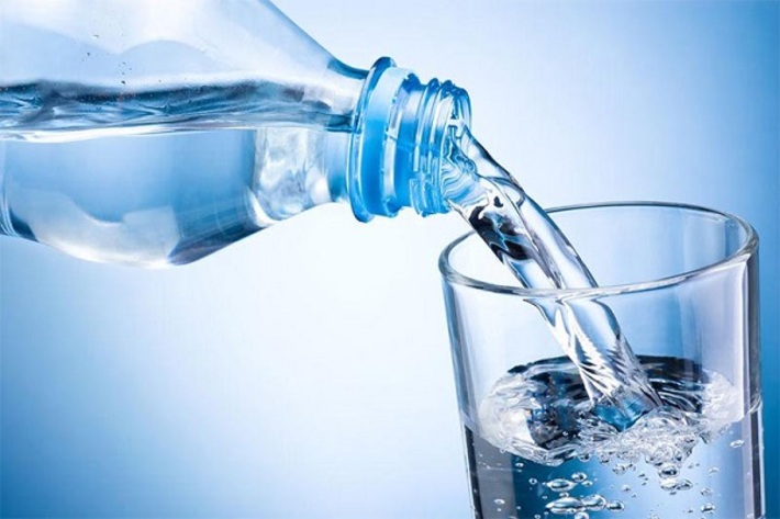 در بسیاری از آزمایشات انجام شده دانشمندان به این اثبات این نتیجه روی آورده اند که رابطه ی مستقیمی بین کاهش وزن و آب نوشیدن وجود دارد.