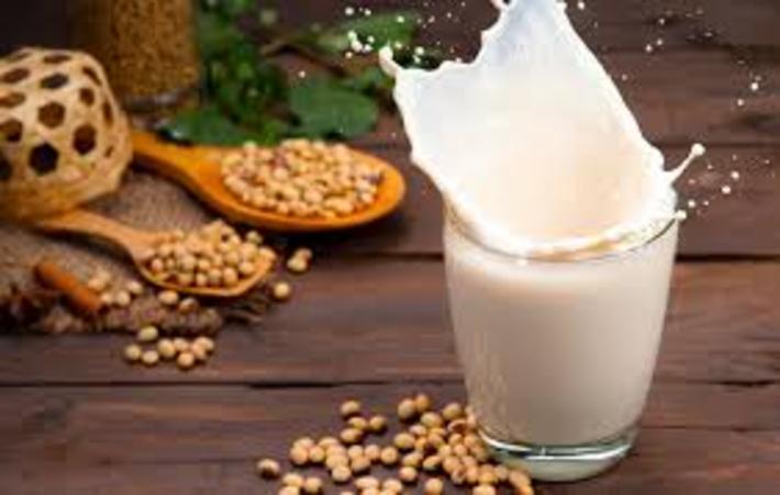 تاریخچه ی تهیه ی شیر سویا به 4 هزار سال قبل بازمی‌ گردد که چینی‌ ها توانستند شیر سویا را به روش خانگی تولید کنند.