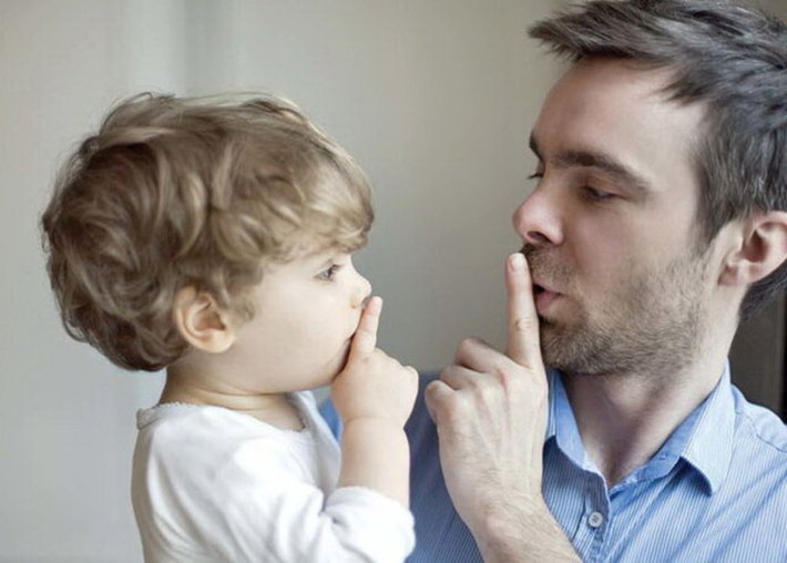 رابطه کودک و والدین یک رابطه پیچیده اما در ظاهر ساده است. کلمات و عباراتی که والدین به زبان می‌آورند ناخودآگاه می‌توانند گاهی بسیار آسیب‌زننده باشند.