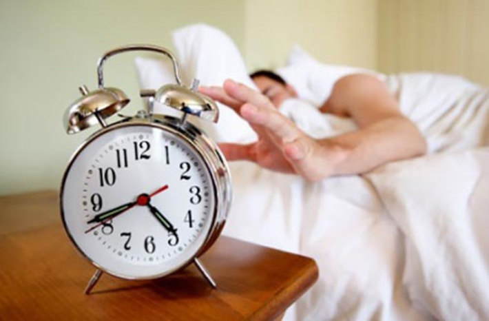 فراموش نکنید که اولویت شما باید داشتن یک خواب و استراحت کامل باشد. 7 تا 9 ساعت خواب مناسب به تنظیم فکر انسان کمک می‌کند.