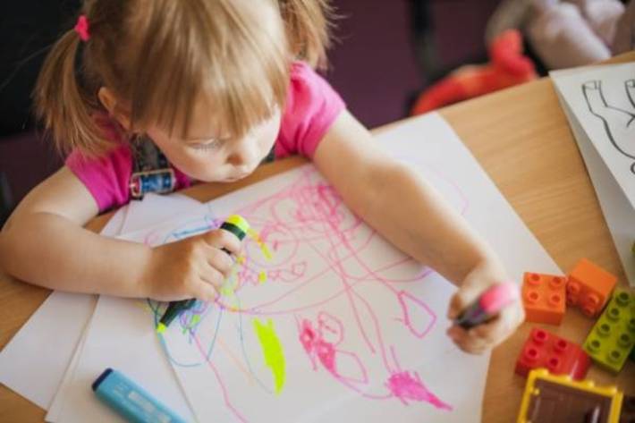 یکی از موضوعات مهم برای درک احساسات و روانشناسی کودک تحلیل نقاشی کودک است. آیا کودک به شکل کاملا تصادفی خطوط و اشکال را به کاغذ منتقل می‌کند؟ یا اینکه نقاشی‌های فرزند شما واقعا می‌توانند دریچه‌ای به درون ذهن و قلب او باشند؟ معنا و مفهوم نقاشی کودک چیست و چگونه می‌توان از طریق نقاشی، در فهم احساسات و مدیریت آنها به کودک کمک کرد؟