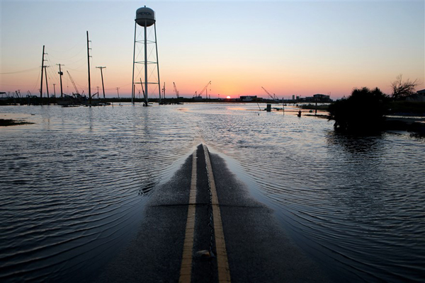 تهدید به خودکشی روی برج ترامپ! / کلاهی برای کرونا (تصاویر)