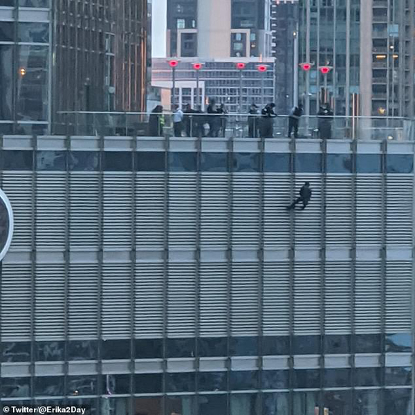 تهدید به خودکشی روی برج ترامپ! / کلاهی برای کرونا (تصاویر)