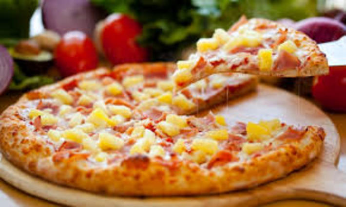 استفاده از مایکروفر روش مناسبی برای گرم کردن دوباره پیتزا نیست زیرا باعث چسبناک شدن پنیر پیتزا و خشک شدن بیش از اندازه خمیر آن میشود.