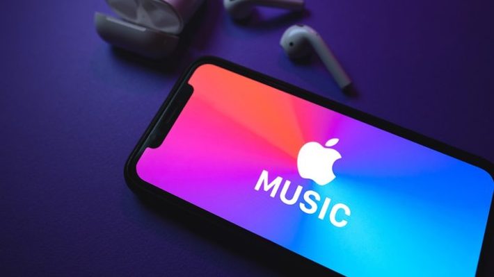 اپل به تازگی «اپل موزیک تی‌وی» را راه‌اندازی کرده که رایگان است و به صورت ۲۴ ساعته موزیک ویدیوهای مطرح و همچنین موزیک ویدیوهای جدید و اختصاصی را در اختیار کاربران قرار می‌دهد.