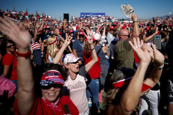 دور دنیا در قاب تصاویر؛ کلیسا را آتش زدند