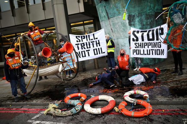 دور دنیا در قاب تصاویر؛ کلیسا را آتش زدند