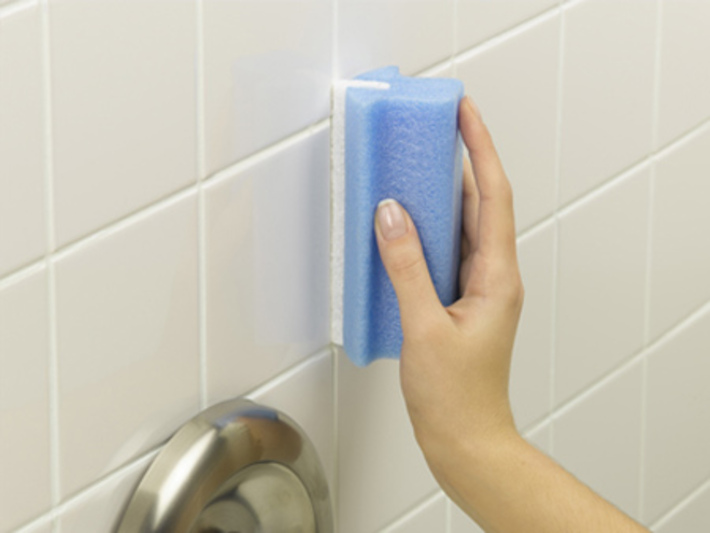 در زمان سرامیک کردن کف سرویس بهداشتی، حمام و... استفاده از دوغاب یک امر طبیعی است. اما پس از آن لکه‌های دوغاب از روی سرامیک باید تمیز شوند. خوشبختانه راهکارهای مختلفی برای پاک کردن لکه های دوغاب سرامیک وجود دارد.