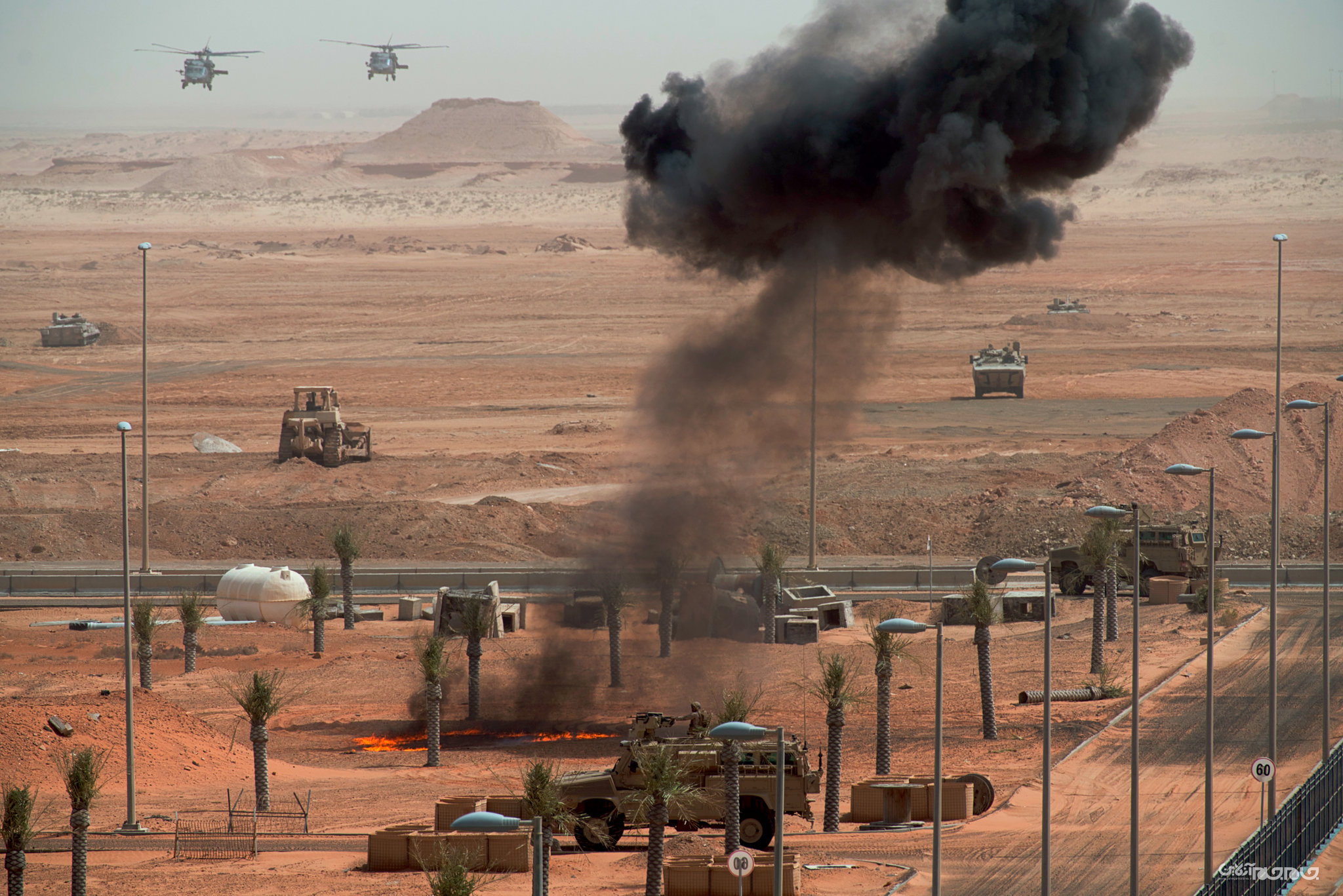 امارات برای اشغال جزایر ایرانی دست به دامن ارتش آمریکا شده است/ تزریق روحیه به نظامیان عرب با شناور مستأصل آمریکایی! +عکس