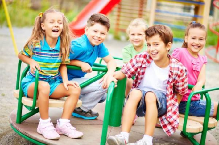 مطالعات انجام شده حاکی از آن است که کودکانی که در بیرون از خانه بازی می کنند، می توانند مهارت های زبانی خود را توسعه داده و با مشکلات رفتاری کمتری مواجه می شوند.