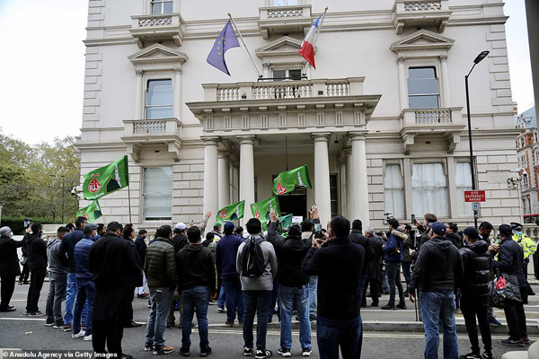 تخلیه بی رحمانه و غیرانسانی بی خانمانهای یک کمپ (تصاویر) تخلیه بی رحمانه و غیرانسانی بی خانمانهای یک کمپ (تصاویر)